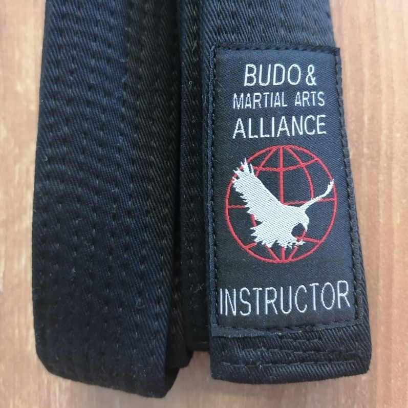 Schwarzgurt "INSTRUCTOR" mit Bestickung 370