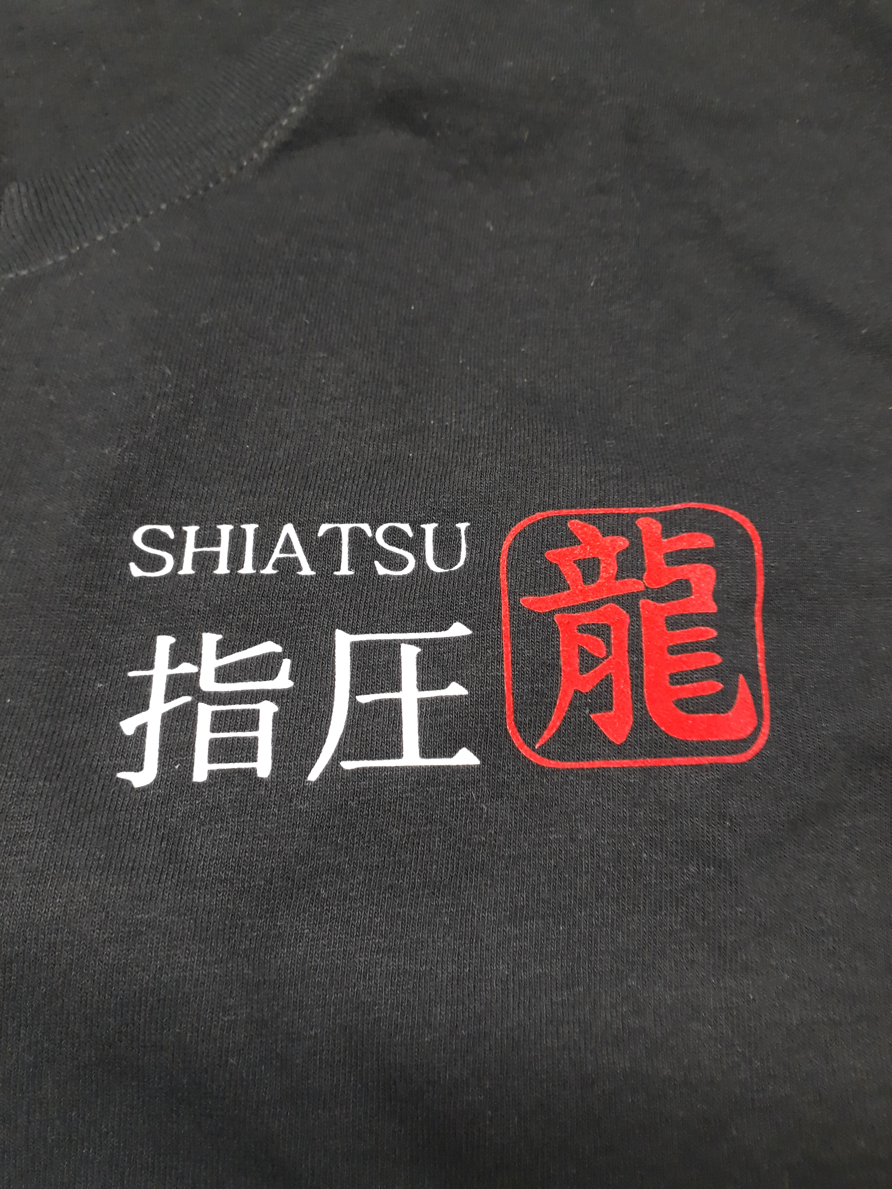 Shiatsu Praxiskleidung, T-Shirt schwarz und Hose weiß